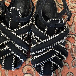 Farm Rio  strappy black with white stitching vegan puffy shoes US 7
